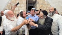 הרב שלום ארוש בקבר יוסף