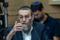 חבר הכנסת משה גפני משתתף בישיבת ועדת הכספים