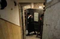 האדמו"ר מדושינסקיא בתפילת מנחה בבני ברק