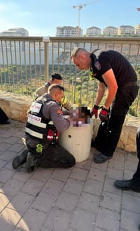 הילד לכוד בתוך פח הבטון