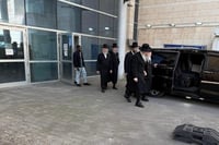 האדמו"ר מגור ביציאה מבית החולים