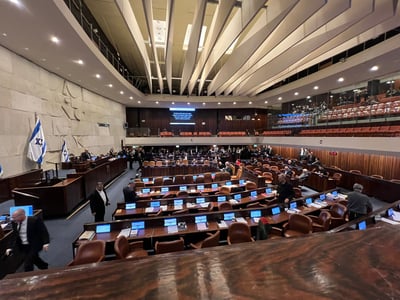 דרמה במליאה: נתניהו הגיע מבית החולים ויצא עם רופאו | רוב דחוק לקואליציה