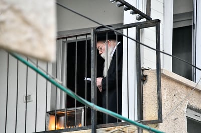 הרב זקס בהדלקת נרות חנוכה שנה שעברה