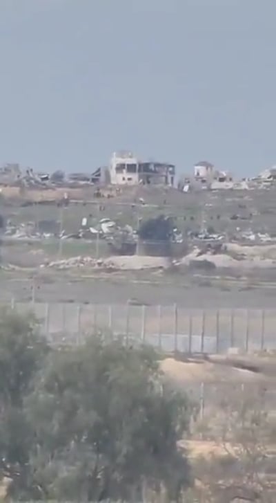 עזתים תועדו 300 מטר בלבד מהגדר מול נחל עוז, מתעלמים מירי צה"ל: "מציאות מופקרת"