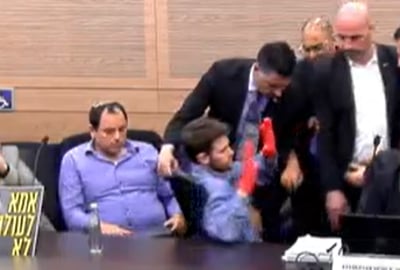 אירוע חריג בדיון: מפר סדר הניף ידיים עם כפפות אדומות - וסולק | צפו