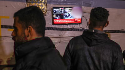 פלסטינים בעזה צופים ב'אל ג'זירה' לאחר הסכם הפסקת האש