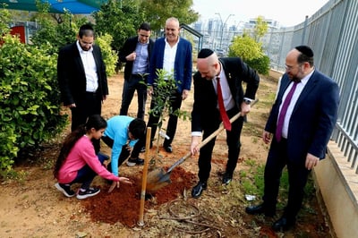 יו"ר הכנסת נוטע עץ בפרדס "מדעים ויהדות" לכבוד ט"ו בשבט