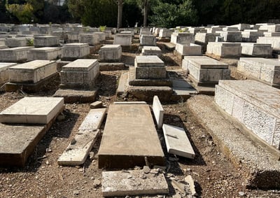 בא הרוג ברגליו: האם בכתה על ארון בנה שמת - ואז הוא הופיע 