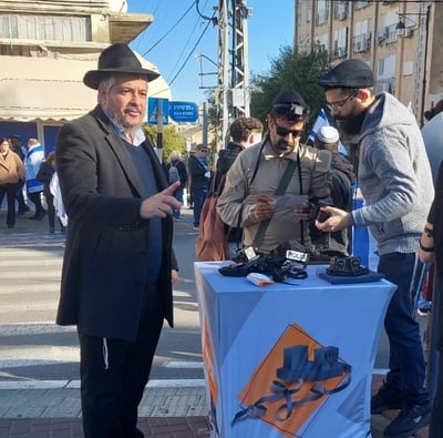 מבצע הנחת תפילין של חב"ד. אילוסטרציה