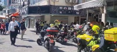 פצוע קשה באירוע דקירה אלים ברחוב בפתח תקווה