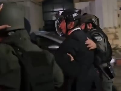 תיעוד דרמטי: כך חולץ ראש עיריית בית שמש מניסיון לינץ'