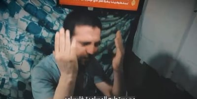כורע על ברכיו וזועק: ארגון הטרור חמאס מפרסם סרטון נוסף של החטוף אלקנה בוחבוט