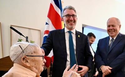 שורד השואה מול השגרירים