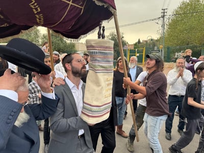 הכנסת ספר התורה