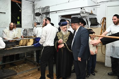 הראשל"צ הגאון רבי יצחק יוסף באפיית מצות