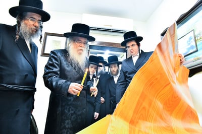 האדמו"ר מדארג בבדיקת חמץ