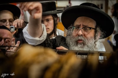 הגה"צ ראש ישיבת סאטמר באפיית מצות