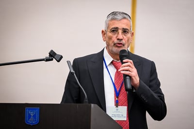 יהודה אבידן נואם באירוע של משרד הדתות
