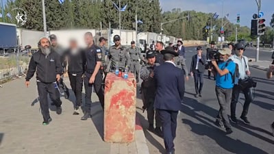 עימותים עם שוטרים: קיצונים מפגינים מחוץ ללשכת הגיוס בתל השומר וחוסמים תנועה