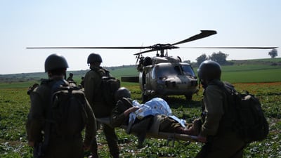 חיל הרפואה פועלים לפינוי פצועים במלחמה