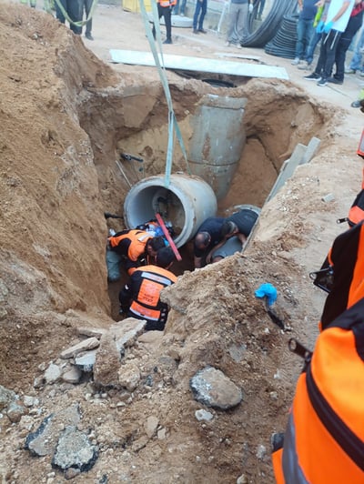צינור ביוב כבד מבטון נפל על פועלים בבני ברק; הרוג במקום