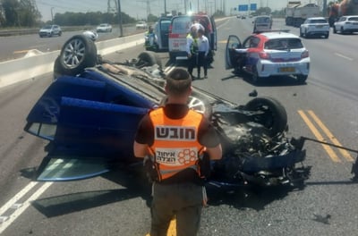 רכב התהפך באמצע הכביש הסואן: בת 35 חולצה ופונתה