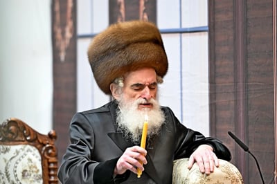 האדמו"ר מויזניץ בהדלקת נרות
