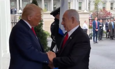 נתניהו וטראמפ בכניסה לבית הלבן