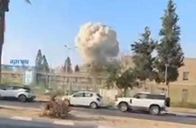"בספר תורה, הלך סורוקה!" | רגע הפגיעה הישירה בבית החולים • תיעוד דרמטי