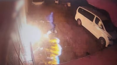 צפו בתיעוד: הצית מינימרקט בבני ברק ונמלט | הבלשים איתרו אותו בבת ים