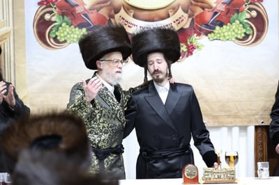 הרה"צ רבי יחיאל יהושע הגר, עם אביו האדמו"ר מסערט ויז'ניץ 