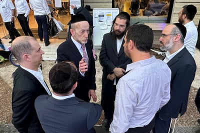 סגן השר מקלב עם המפונים