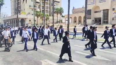 הפגנות סוערות בפתח תקווה בעקבות מעצר בחור הישיבה | תיעוד