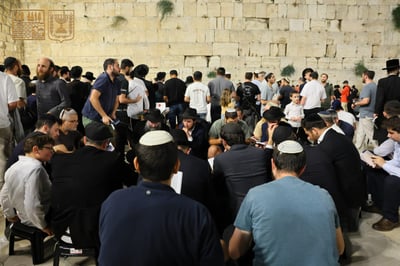 ליל תשעה באב ברחבת הכותל המערבי