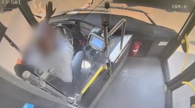 תיעוד אלים: מתנפל על נהג האוטובוס - ורוגם אותו באבנים