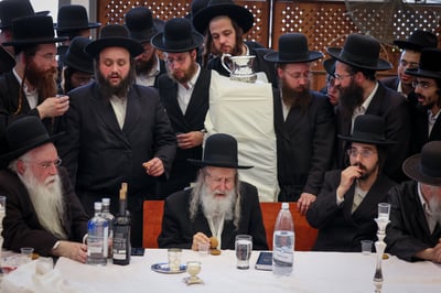 האדמו"ר מאמשינוב עם חסידים 