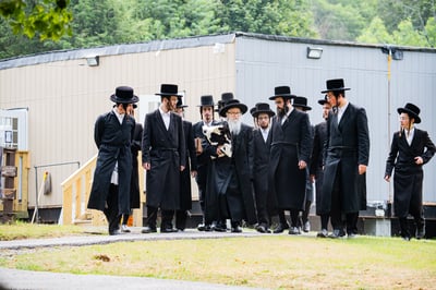 האדמו''ר מסערדאהעלי עם תלמידיו וחסידיו