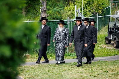 האדמו"ר מסאטמר בביקור בקעמפים בהרי הקאנטרי