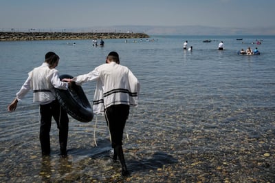 חרדים בחוף הים