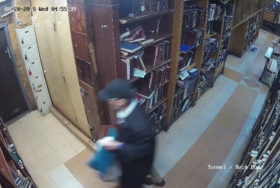 התפילין של הבחורים נעלמו: הגנב תועד במצלמות מרכז חב"ד העולמי