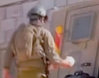 תיעוד מעורר סערה: חייל צה"ל נצפה מיידה אבן לעבר רכב פלסטיני