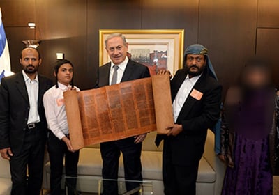 ראש הממשלה עם ספר התורה התימני העתיק