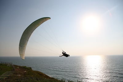 מצנח רחיפה התרסק; נער בן 16 נפל מגובה 40 מטרים ונפצע באורח קל