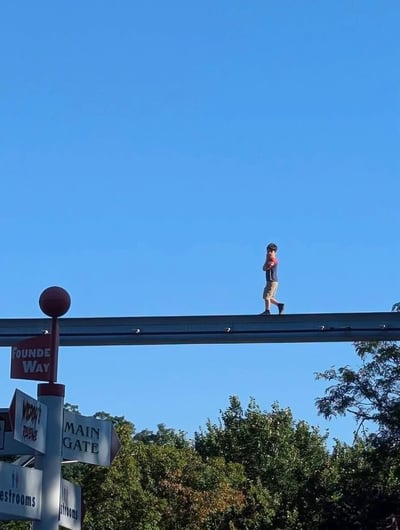 הילד הקטן נעלם בפארק השעשועים - ואז הוא אותר על מסילת רכבת הרים 