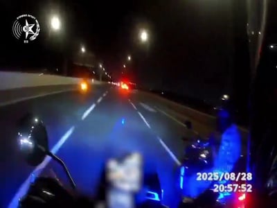 צפו: רוכב האופנוע הרים גלגל - ונתפס 'על חם' | כך זה נראה ממצלמת השוטר