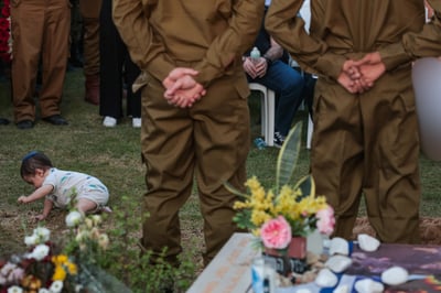 ליאור הפעוט לצד קבר אביו ז"ל