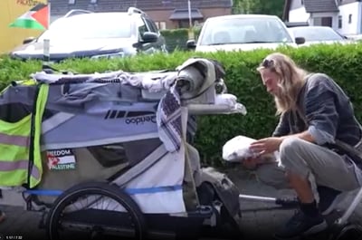קים זן, במנוחה אחרי שצעד יותר מאלף קלימוטרים