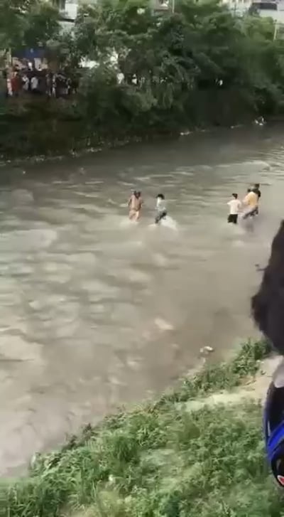 כאוס ברחובות | תיעוד אלים: ניסיונות לינץ' בשר האוצר הנפאלי - בתוך נהר 