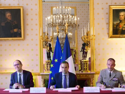 ראש הממשלה סבסטיאן לקורנו (באמצע) 