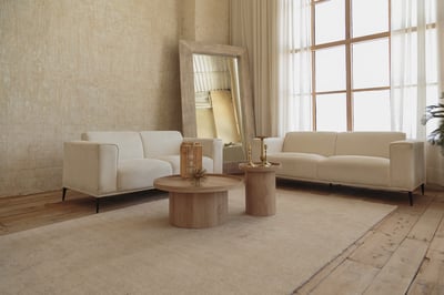 שטיח מסודר במרכז החדר